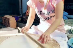 做馅饼的小姐姐图片,一口咬下满溢幸福的味道