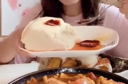 美丽小姐姐吃早餐图,小姐姐的早餐风情